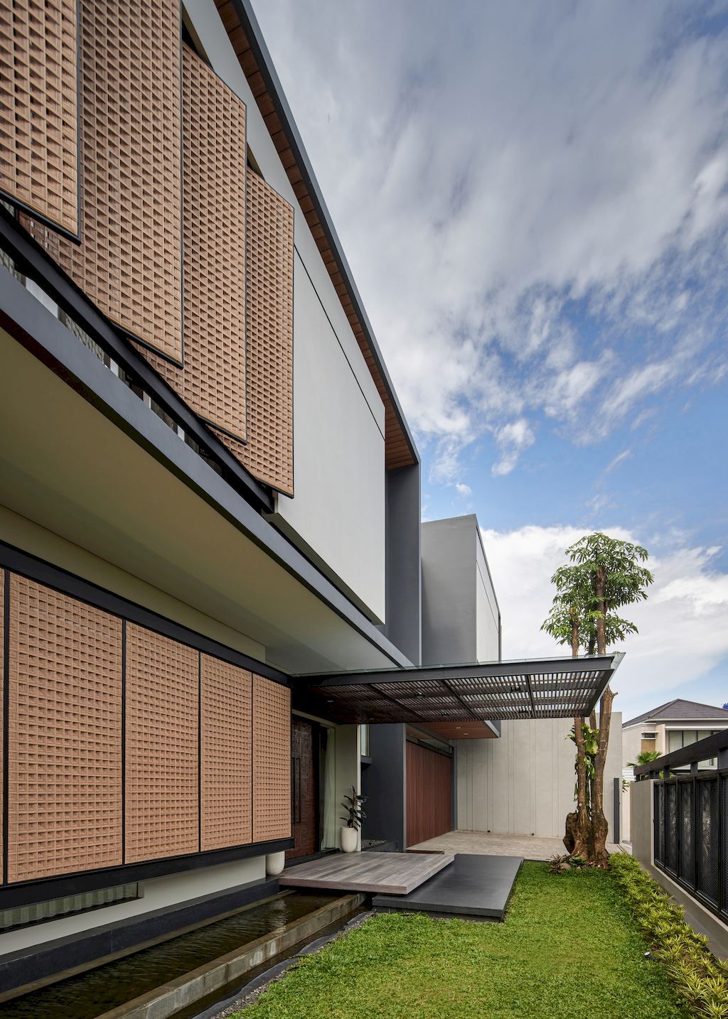 DJ-House-with-tropical-style-modern-architecture-design-by-Rakta-Studio-6