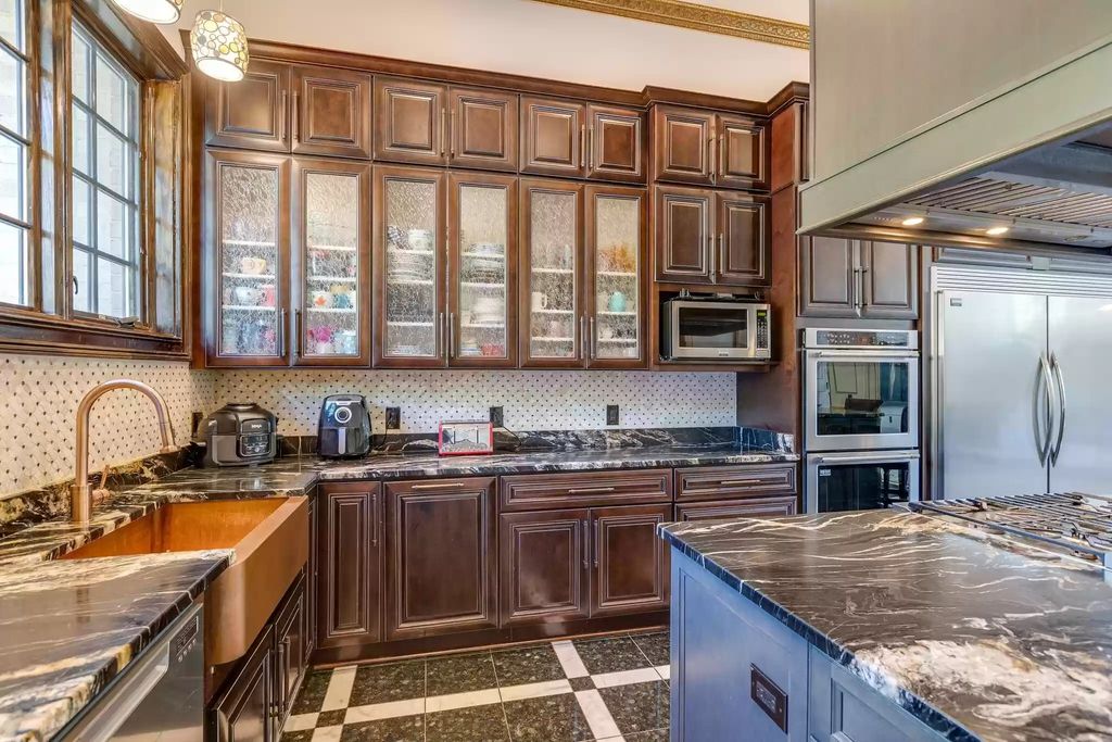 The Home in Tennessee is a luxurious home with gas lighting and granite all around the house now available for sale. This home located at 373 The Lady of the Lake Ln, Franklin, Tennessee; offering 05 bedrooms and 05 bathrooms with 9,093 square feet of living spaces. 