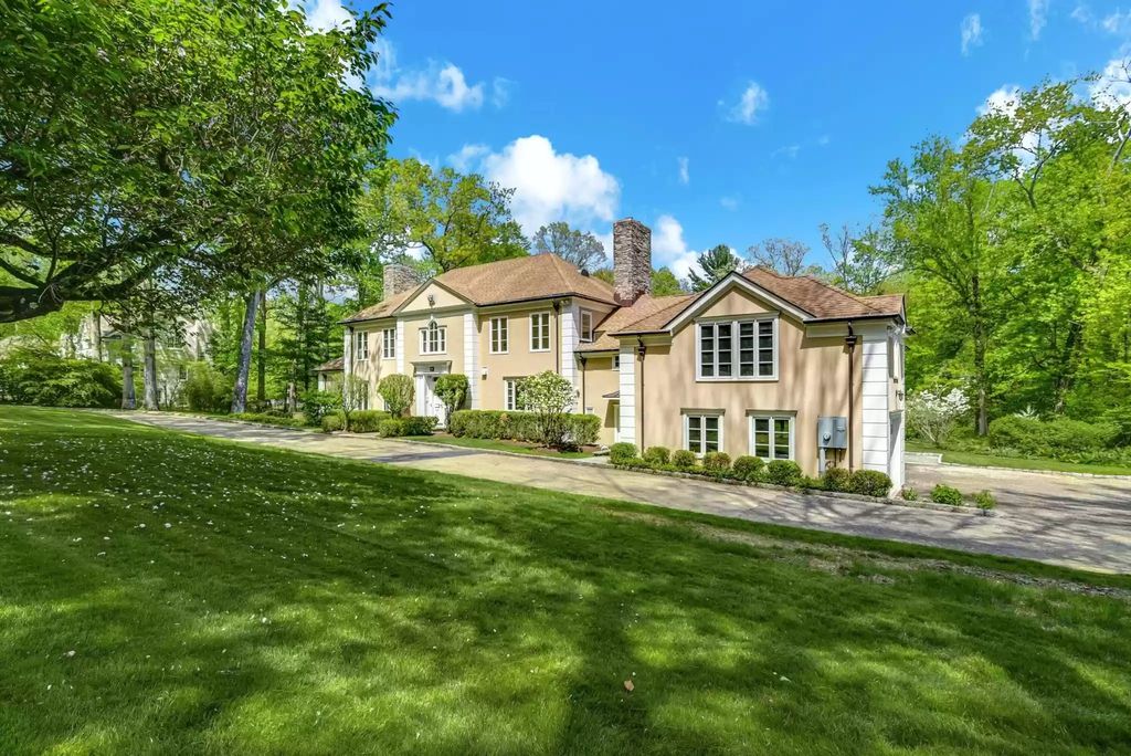 The Home in Connecticut is a luxurious home renovated to perfection now available for sale. This home located at 700 Hollow Tree Ridge Rd, Darien, Connecticut; offering 05 bedrooms and 06 bathrooms with 5,500 square feet of living spaces. 