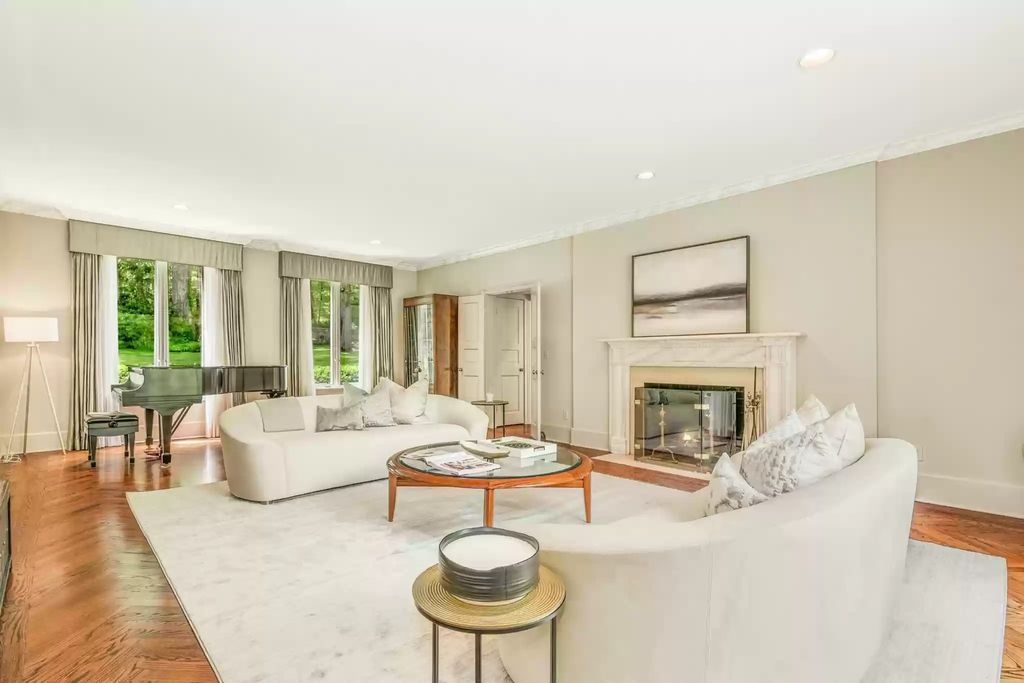 The Home in Connecticut is a luxurious home renovated to perfection now available for sale. This home located at 700 Hollow Tree Ridge Rd, Darien, Connecticut; offering 05 bedrooms and 06 bathrooms with 5,500 square feet of living spaces. 