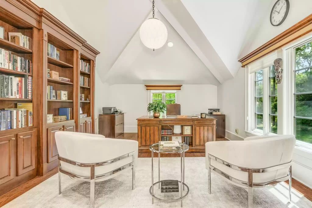 The Home in Connecticut is a luxurious home renovated to perfection now available for sale. This home located at 700 Hollow Tree Ridge Rd, Darien, Connecticut; offering 05 bedrooms and 06 bathrooms with 5,500 square feet of living spaces. 