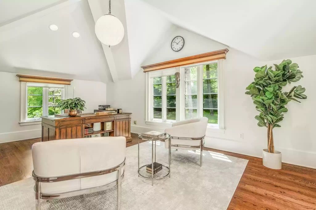 The Home in Connecticut is a luxurious home renovated to perfection now available for sale. This home located at 700 Hollow Tree Ridge Rd, Darien, Connecticut; offering 05 bedrooms and 06 bathrooms with 5,500 square feet of living spaces. 