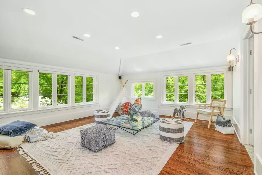 The Home in Connecticut is a luxurious home renovated to perfection now available for sale. This home located at 700 Hollow Tree Ridge Rd, Darien, Connecticut; offering 05 bedrooms and 06 bathrooms with 5,500 square feet of living spaces. 