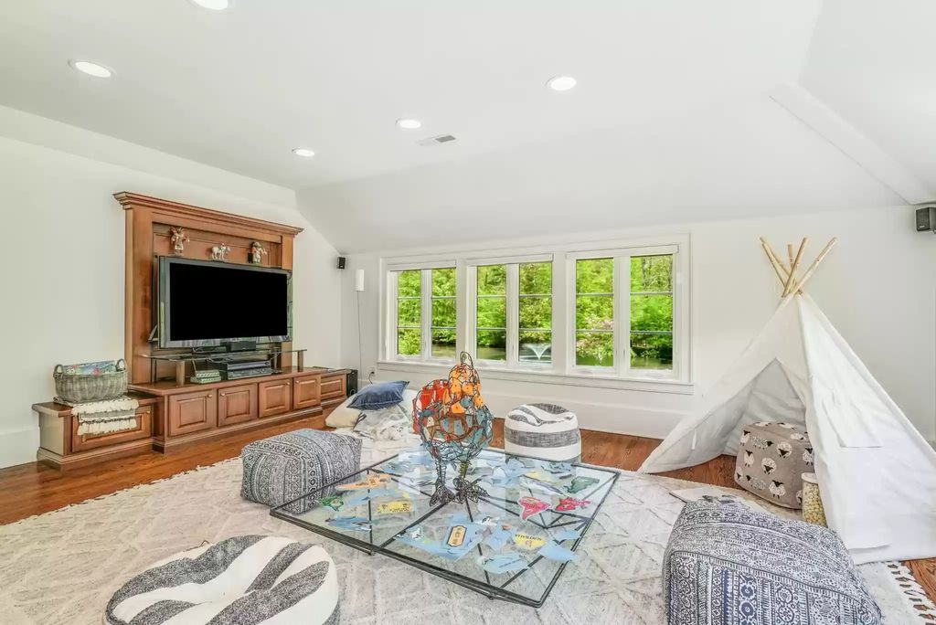 The Home in Connecticut is a luxurious home renovated to perfection now available for sale. This home located at 700 Hollow Tree Ridge Rd, Darien, Connecticut; offering 05 bedrooms and 06 bathrooms with 5,500 square feet of living spaces. 