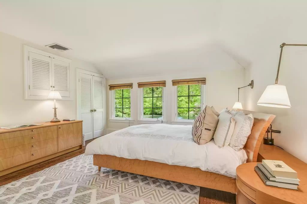 The Home in Connecticut is a luxurious home renovated to perfection now available for sale. This home located at 700 Hollow Tree Ridge Rd, Darien, Connecticut; offering 05 bedrooms and 06 bathrooms with 5,500 square feet of living spaces. 