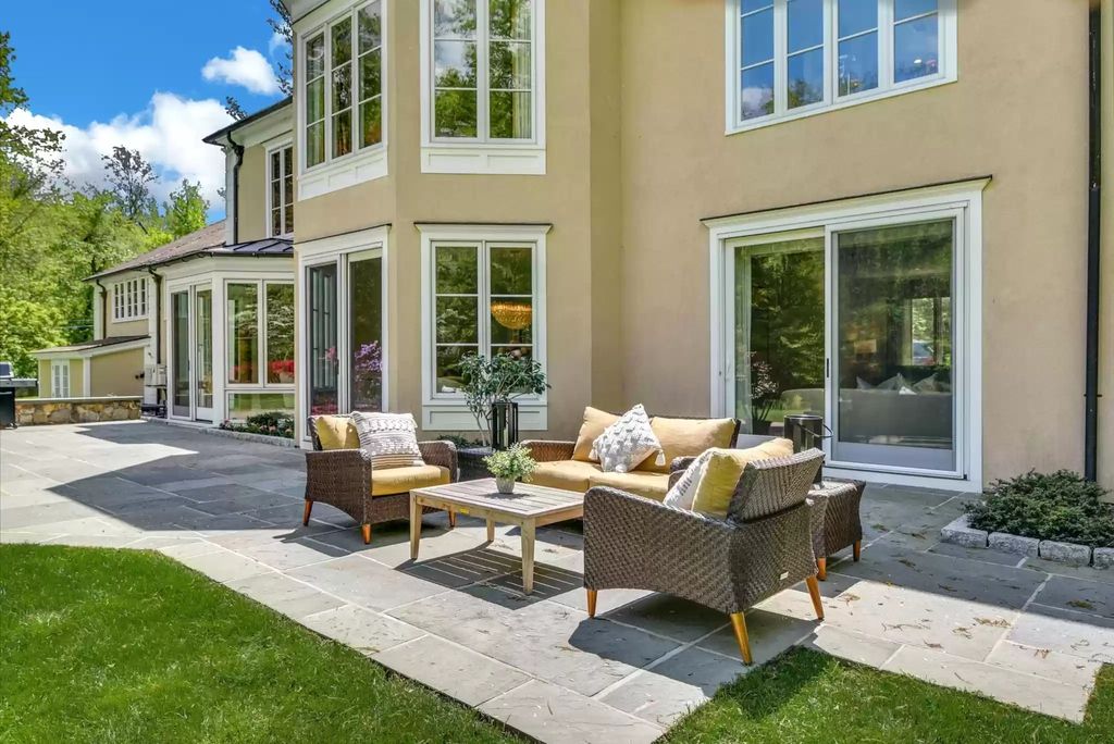 The Home in Connecticut is a luxurious home renovated to perfection now available for sale. This home located at 700 Hollow Tree Ridge Rd, Darien, Connecticut; offering 05 bedrooms and 06 bathrooms with 5,500 square feet of living spaces. 