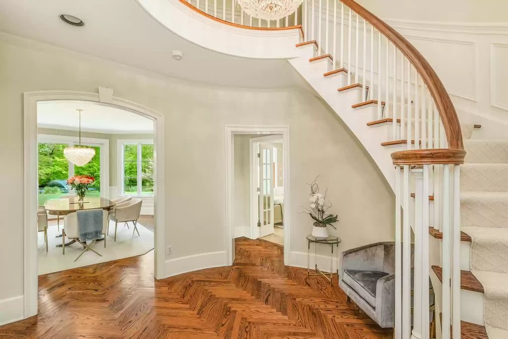 The Home in Connecticut is a luxurious home renovated to perfection now available for sale. This home located at 700 Hollow Tree Ridge Rd, Darien, Connecticut; offering 05 bedrooms and 06 bathrooms with 5,500 square feet of living spaces. 