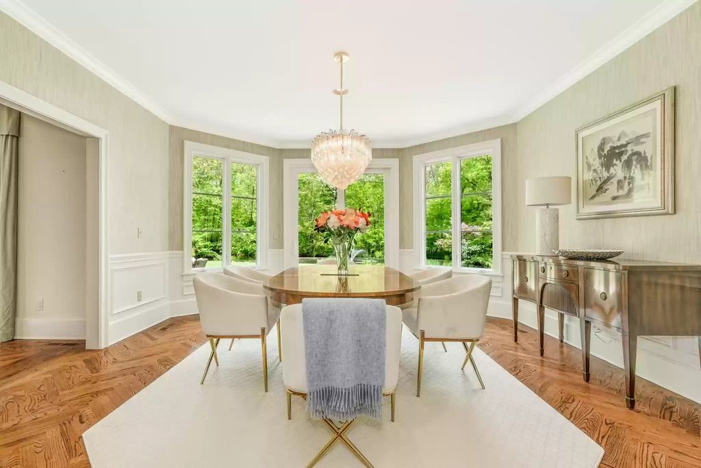 The Home in Connecticut is a luxurious home renovated to perfection now available for sale. This home located at 700 Hollow Tree Ridge Rd, Darien, Connecticut; offering 05 bedrooms and 06 bathrooms with 5,500 square feet of living spaces. 