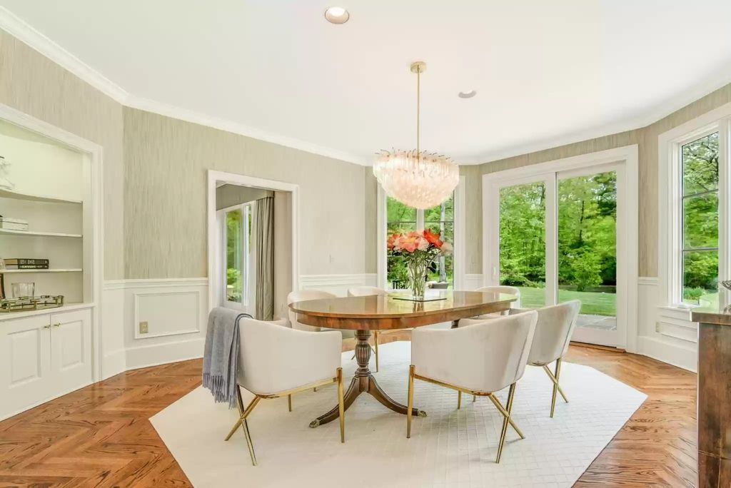 The Home in Connecticut is a luxurious home renovated to perfection now available for sale. This home located at 700 Hollow Tree Ridge Rd, Darien, Connecticut; offering 05 bedrooms and 06 bathrooms with 5,500 square feet of living spaces. 