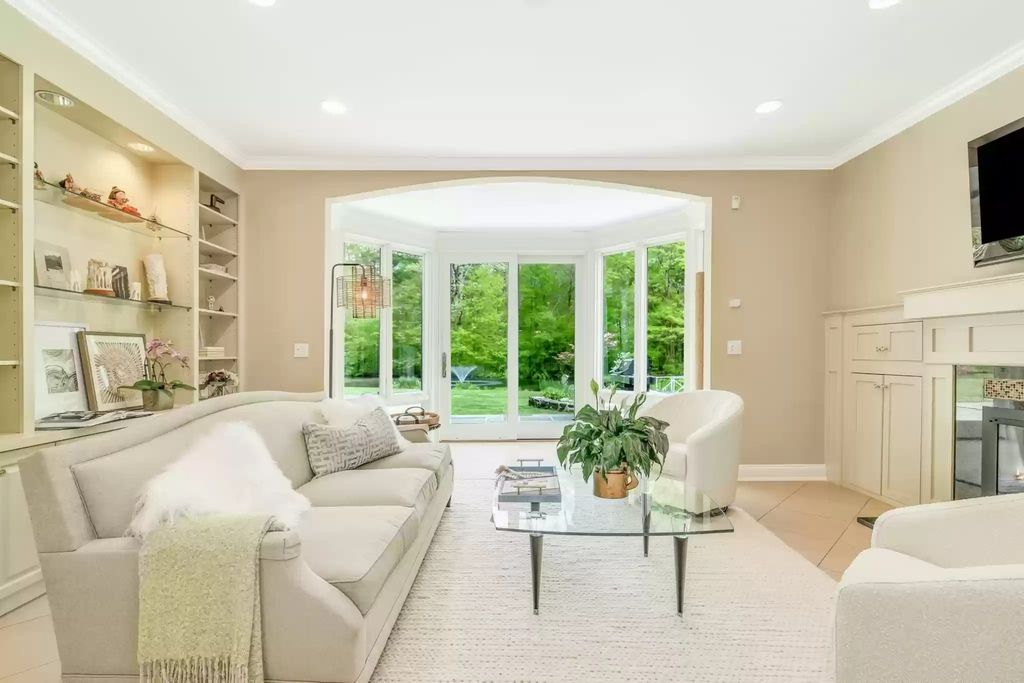 The Home in Connecticut is a luxurious home renovated to perfection now available for sale. This home located at 700 Hollow Tree Ridge Rd, Darien, Connecticut; offering 05 bedrooms and 06 bathrooms with 5,500 square feet of living spaces. 