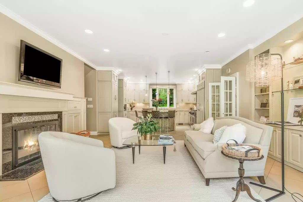 The Home in Connecticut is a luxurious home renovated to perfection now available for sale. This home located at 700 Hollow Tree Ridge Rd, Darien, Connecticut; offering 05 bedrooms and 06 bathrooms with 5,500 square feet of living spaces. 