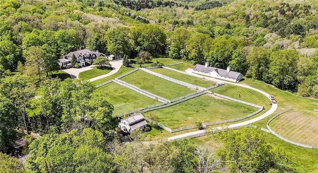 Explore-Endless-Possibilities-of-Satisfying-Your-Lifestyle-Demands-in-this-4750000-Elegant-Country-Estate-in-Connecticut-14