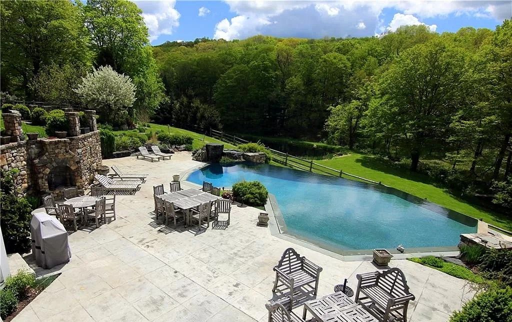 Explore-Endless-Possibilities-of-Satisfying-Your-Lifestyle-Demands-in-this-4750000-Elegant-Country-Estate-in-Connecticut-16
