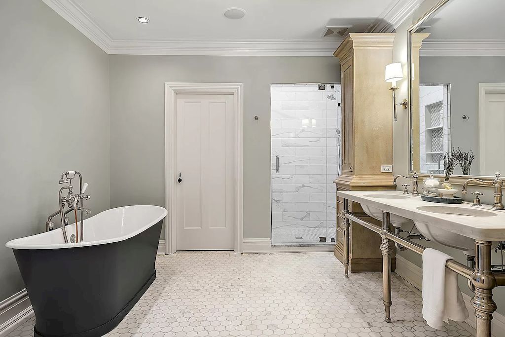 Make your bathroom design more traditional. To give the space a "classic" color scheme, balance and accentuate the design style with a striking bathtub and silver cabinet. Rustic bathroom design is defined by a washbasin with classic motifs and a bronze metal frame.