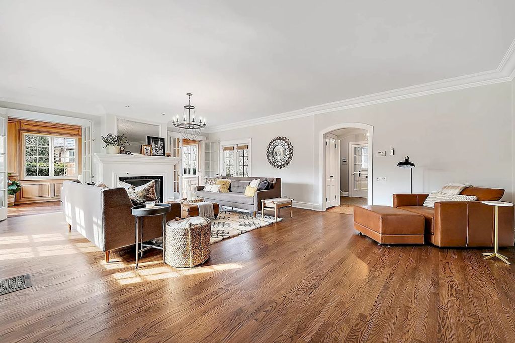 Expression-of-Classical-Style-this-Renovated-Residential-Beauty-in-Illinois-Hits-Market-for-2995000-4