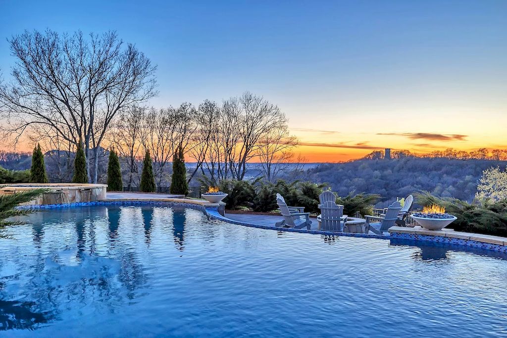 Extraordinary-Hilltop-Estate-with-Spectacular-Sunsets-and-Exquisite-Views-in-Tennessee-Listed-at-7499999-2