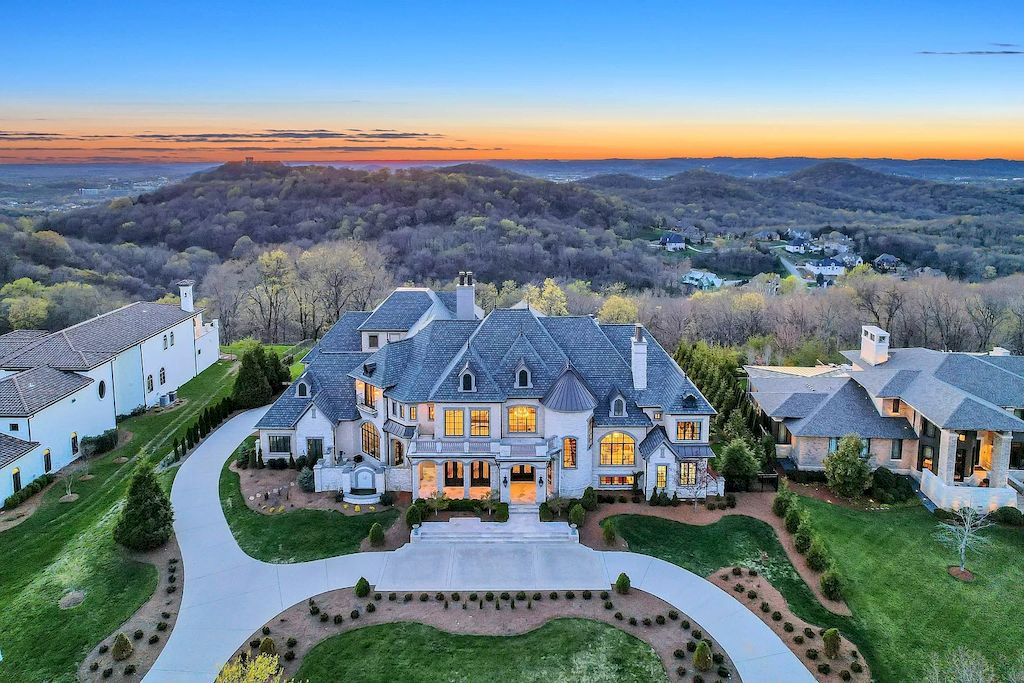 The Home in Tennessee is a luxurious home boasting top of the line appliances and remarkable outdoor living area now available for sale. This home located at 443 Canterbury Rise, Franklin, Tennessee; offering 05 bedrooms and 10 bathrooms with 11,440 square feet of living spaces.