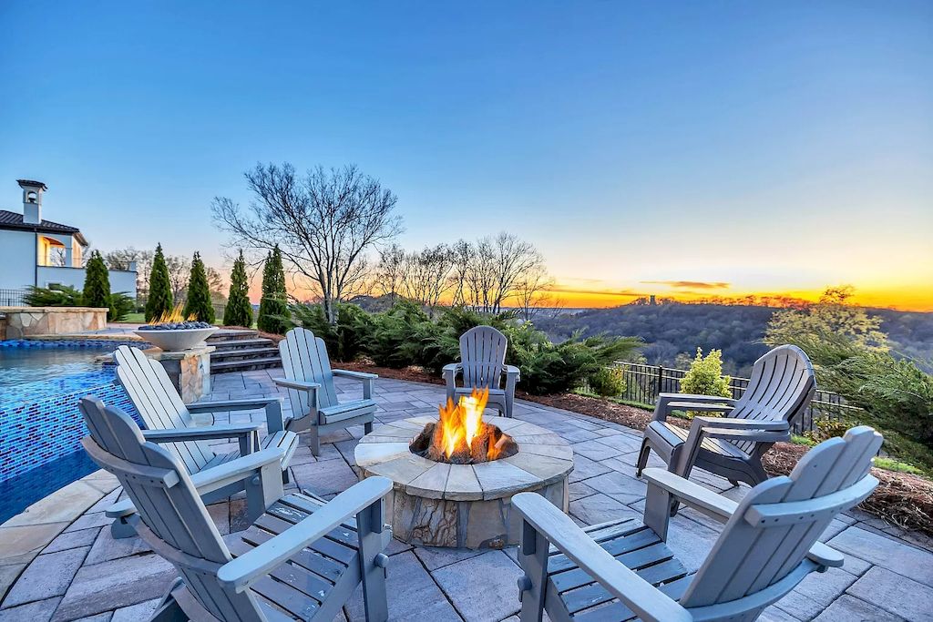 The Home in Tennessee is a luxurious home boasting top of the line appliances and remarkable outdoor living area now available for sale. This home located at 443 Canterbury Rise, Franklin, Tennessee; offering 05 bedrooms and 10 bathrooms with 11,440 square feet of living spaces.