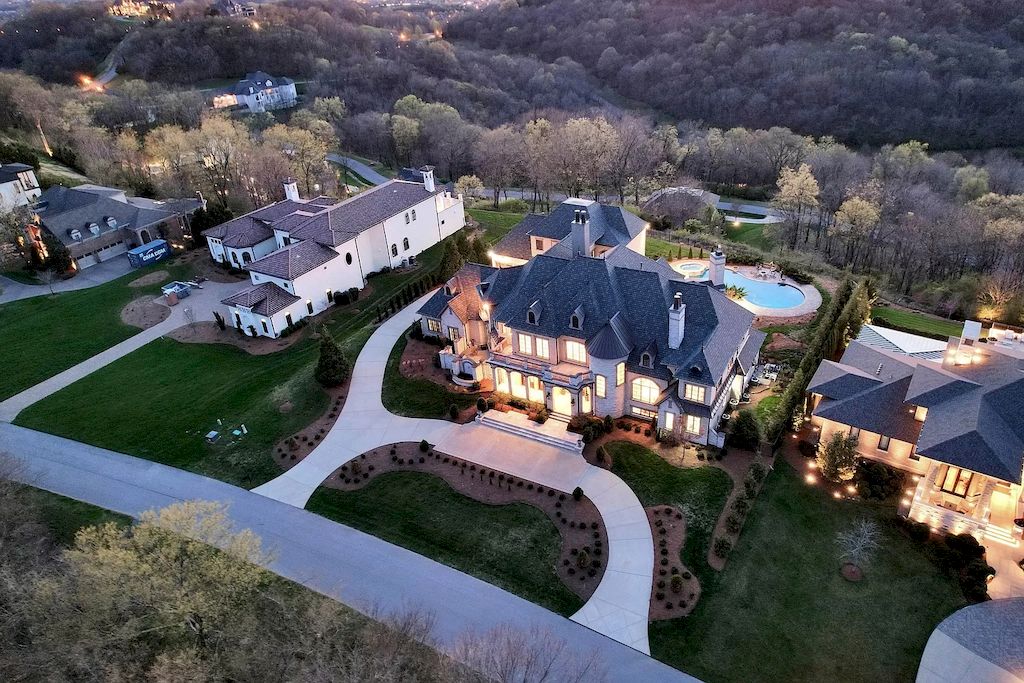 The Home in Tennessee is a luxurious home boasting top of the line appliances and remarkable outdoor living area now available for sale. This home located at 443 Canterbury Rise, Franklin, Tennessee; offering 05 bedrooms and 10 bathrooms with 11,440 square feet of living spaces.