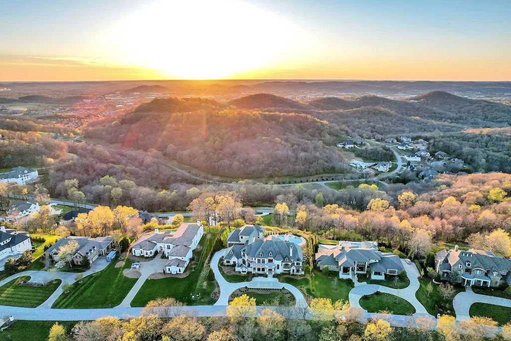 The Home in Tennessee is a luxurious home boasting top of the line appliances and remarkable outdoor living area now available for sale. This home located at 443 Canterbury Rise, Franklin, Tennessee; offering 05 bedrooms and 10 bathrooms with 11,440 square feet of living spaces.