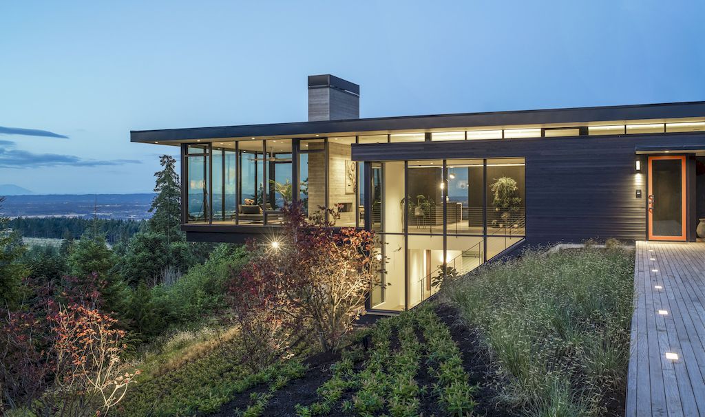 Five Peaks Lookout, a Warm Modern Home by Scott Edwards Architecture