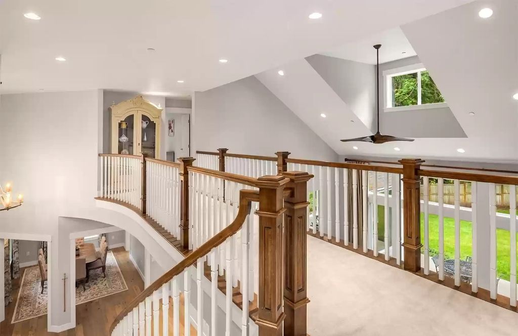 The Estate in Washington is a luxurious home featuring stylish stone and wood details now available for sale. This home located at 2723 204 Avenue SE, Sammamish, Washington; offering 04 bedrooms and 05 bathrooms with 4,539 square feet of living spaces.