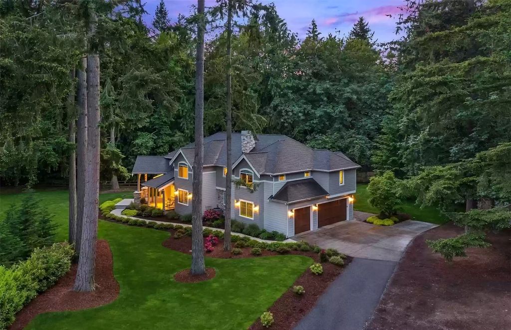The Estate in Washington is a luxurious home featuring stylish stone and wood details now available for sale. This home located at 2723 204 Avenue SE, Sammamish, Washington; offering 04 bedrooms and 05 bathrooms with 4,539 square feet of living spaces.