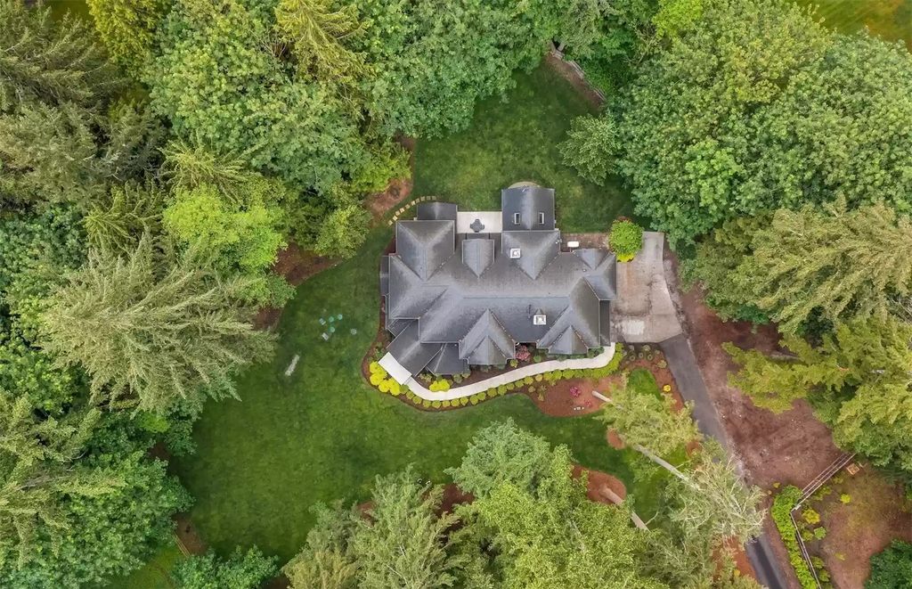 The Estate in Washington is a luxurious home featuring stylish stone and wood details now available for sale. This home located at 2723 204 Avenue SE, Sammamish, Washington; offering 04 bedrooms and 05 bathrooms with 4,539 square feet of living spaces.