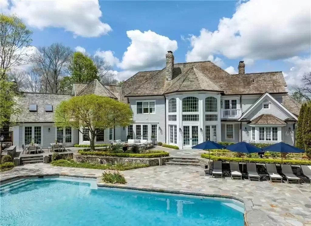 The Home in Connecticut is a luxurious home filled with a sense of gracious, relaxed sophistication without any sense of pretention now available for sale. This home located at 172 Branchville Rd, Ridgefield, Connecticut; offering 05 bedrooms and 08 bathrooms with 7,121 square feet of living spaces. 