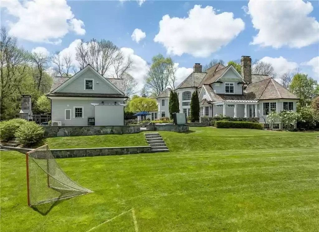 The Home in Connecticut is a luxurious home filled with a sense of gracious, relaxed sophistication without any sense of pretention now available for sale. This home located at 172 Branchville Rd, Ridgefield, Connecticut; offering 05 bedrooms and 08 bathrooms with 7,121 square feet of living spaces. 