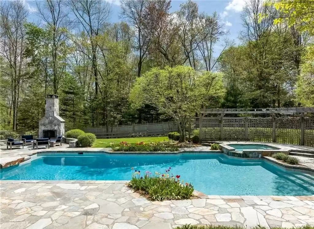 The Home in Connecticut is a luxurious home filled with a sense of gracious, relaxed sophistication without any sense of pretention now available for sale. This home located at 172 Branchville Rd, Ridgefield, Connecticut; offering 05 bedrooms and 08 bathrooms with 7,121 square feet of living spaces. 