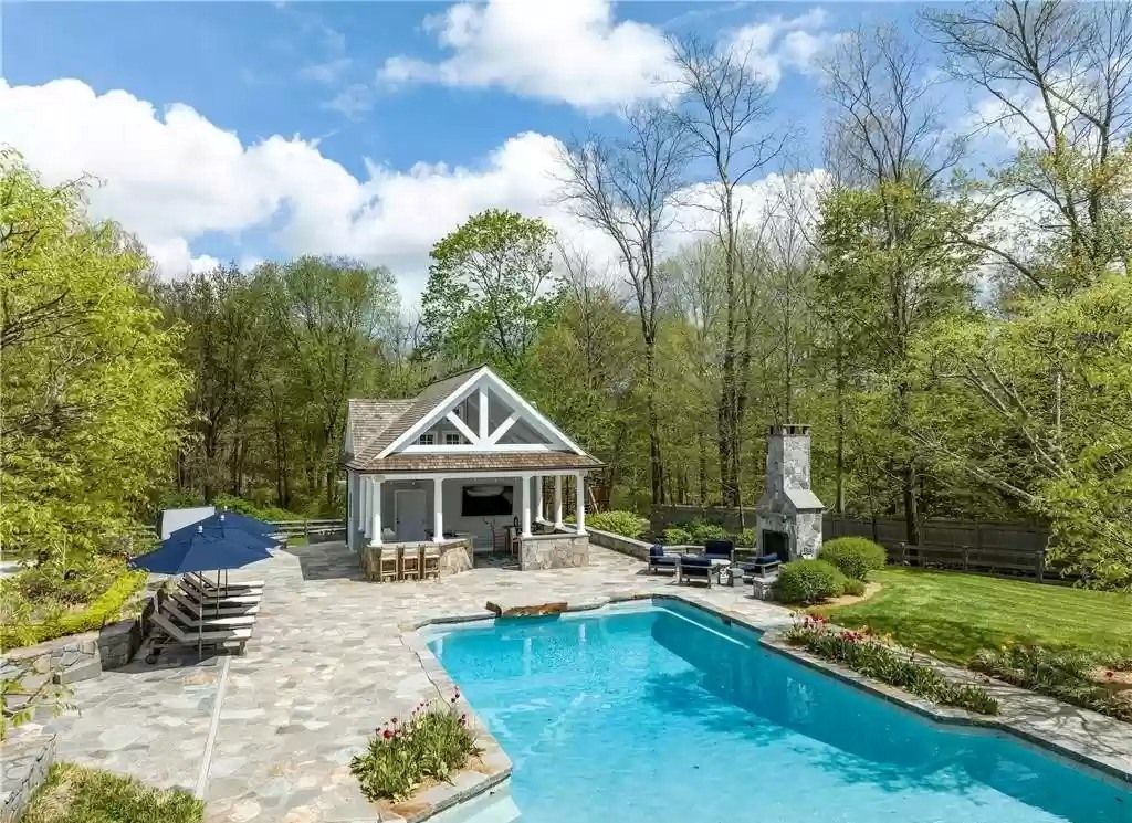 The Home in Connecticut is a luxurious home filled with a sense of gracious, relaxed sophistication without any sense of pretention now available for sale. This home located at 172 Branchville Rd, Ridgefield, Connecticut; offering 05 bedrooms and 08 bathrooms with 7,121 square feet of living spaces. 