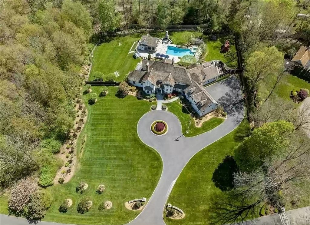 The Home in Connecticut is a luxurious home filled with a sense of gracious, relaxed sophistication without any sense of pretention now available for sale. This home located at 172 Branchville Rd, Ridgefield, Connecticut; offering 05 bedrooms and 08 bathrooms with 7,121 square feet of living spaces. 