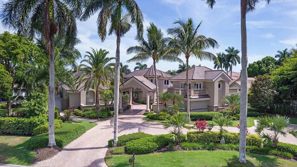 One-of-A-Kind-Custom-Home-in-Naples-was-Thoughtfully-Designed-with-Expansive-Outdoor-Living-Space-Asking-for-24750000-12