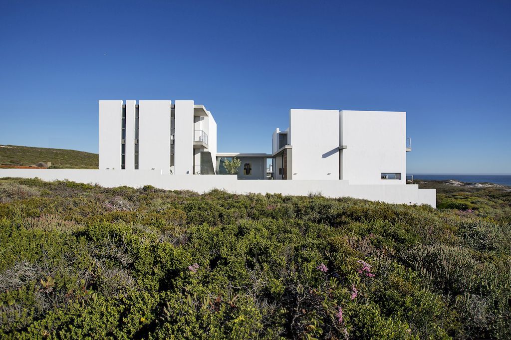 Pearl Bay Residence in South Africa by Gavin Maddock Design Studio