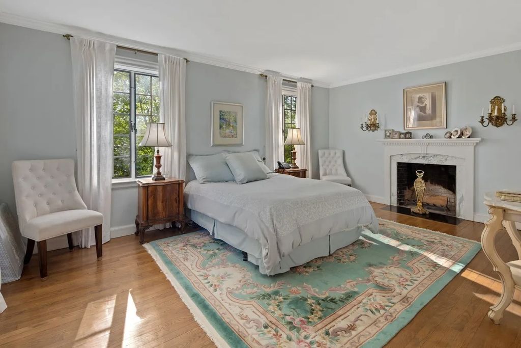 Easy to match the bedding and accent pillows with the wall colors. In this bedroom, a turquoise floor rug adds femininity to the light blue bedding. The bedroom becomes a masterpiece of color harmony. The natural light from the window frames and the pair of table lamps really create a dreamlike space.