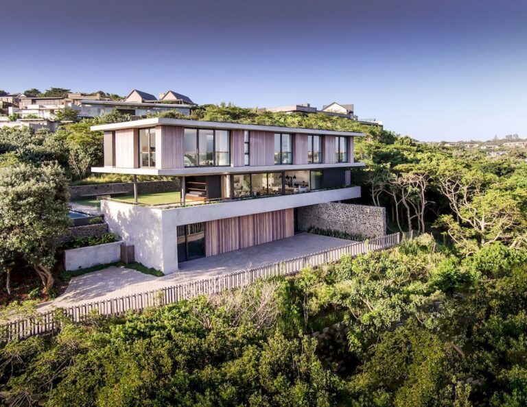 The Tree House in Durban surrounded by Coastal forest by Bloc Architects