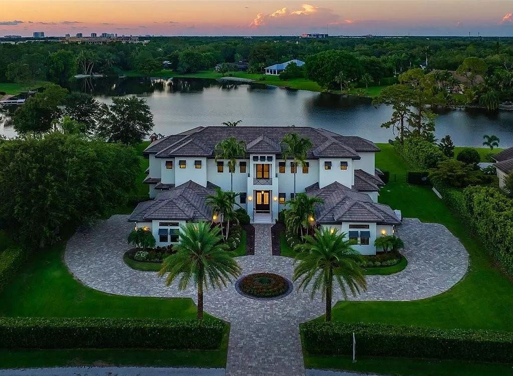 This-10250000-Magnificent-Home-in-Naples-features-Dramatic-Architecture-on-The-Premium-1-Acre-Lakefront-Lot-1
