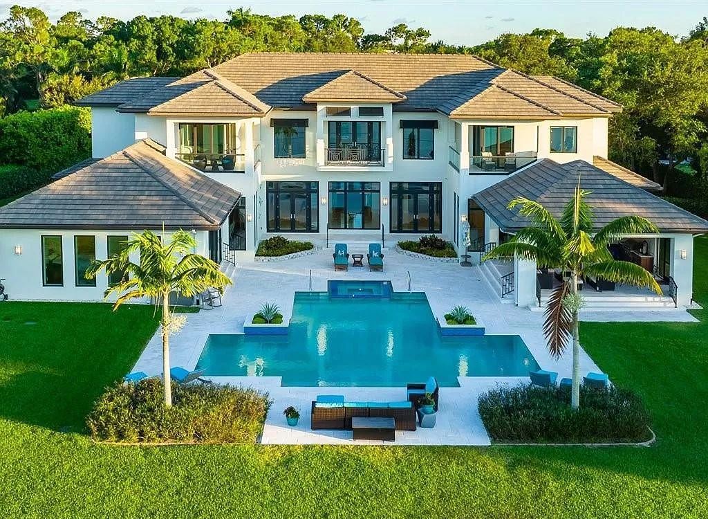 This-10250000-Magnificent-Home-in-Naples-features-Dramatic-Architecture-on-The-Premium-1-Acre-Lakefront-Lot-9