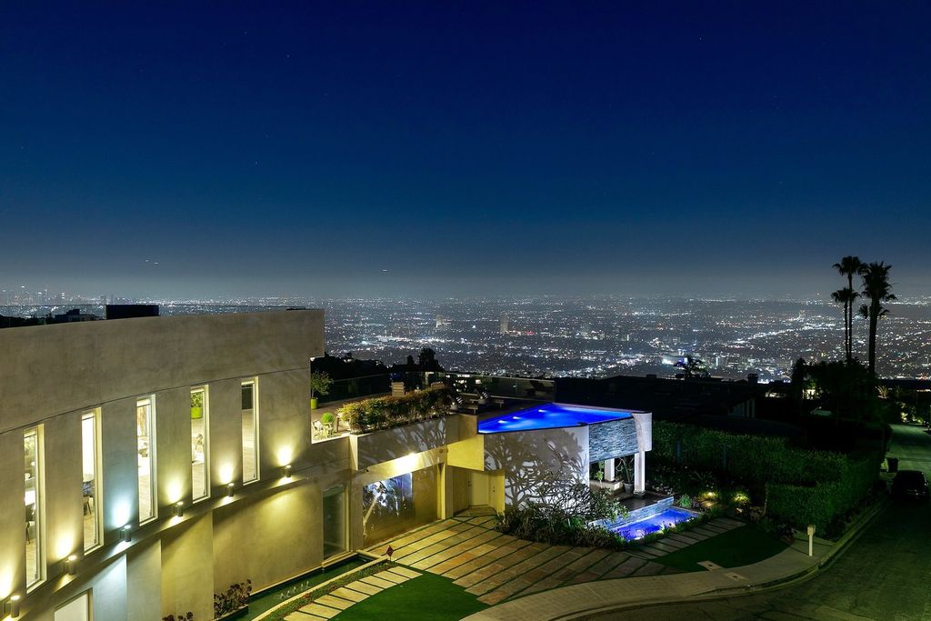 This-14750000-Dreamy-Los-Angeles-Home-offers-Unprecedented-and-Most-Explosive-Views-of-The-City-1