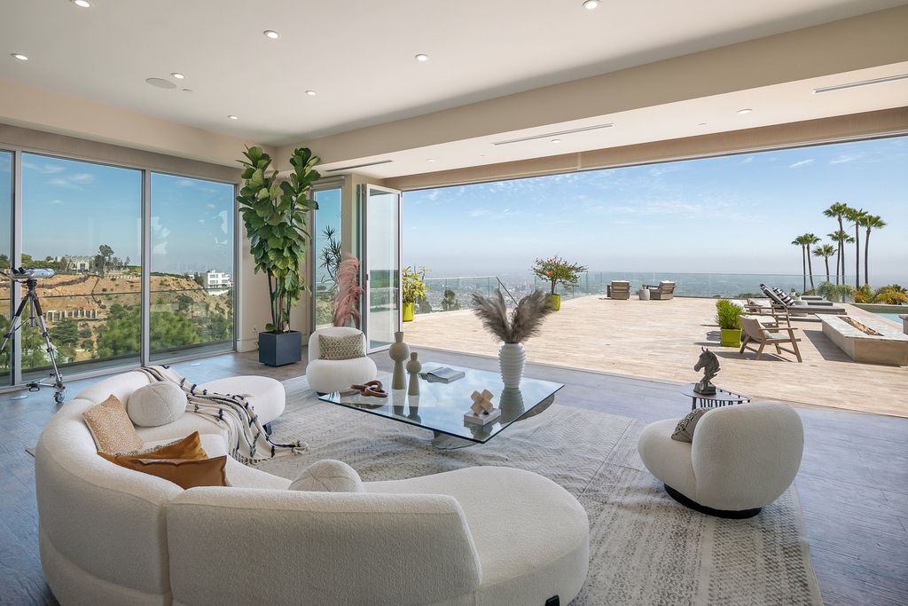 This-14750000-Dreamy-Los-Angeles-Home-offers-Unprecedented-and-Most-Explosive-Views-of-The-City-11