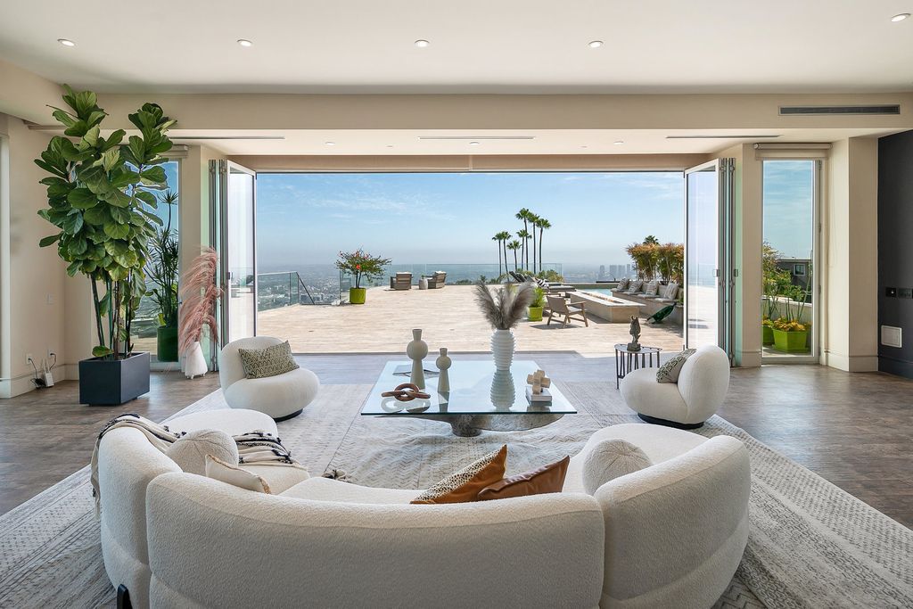 This-14750000-Dreamy-Los-Angeles-Home-offers-Unprecedented-and-Most-Explosive-Views-of-The-City-13