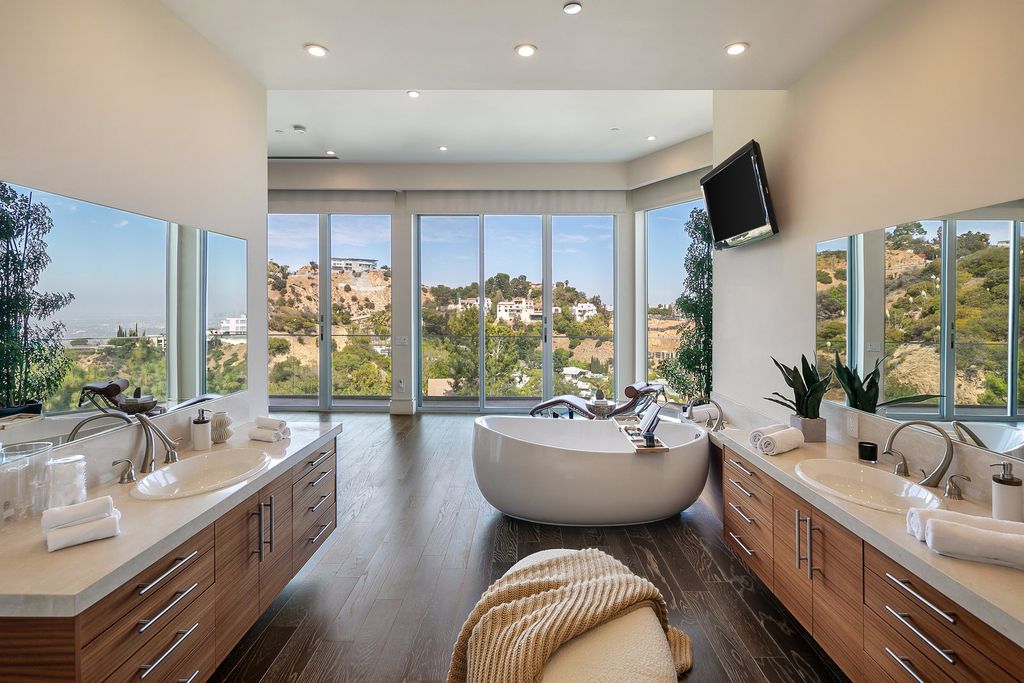 This-14750000-Dreamy-Los-Angeles-Home-offers-Unprecedented-and-Most-Explosive-Views-of-The-City-15