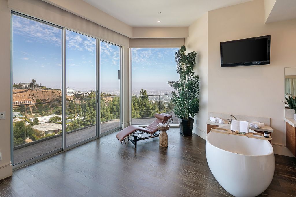 This-14750000-Dreamy-Los-Angeles-Home-offers-Unprecedented-and-Most-Explosive-Views-of-The-City-16