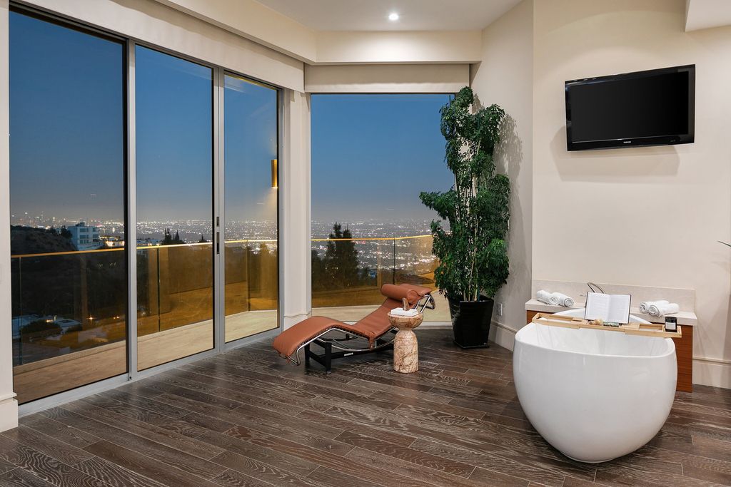 As the bathroom in the Los Angeles estate demonstrates, minimalism and modernity are always the best choices. The majority of the benefits of this design are taken up by an overhead space with glass doors.