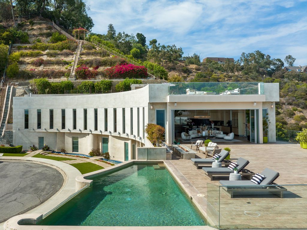 The Los Angeles Home is a custom built estate has 7,000 square foot of outdoor entertainment terraces with the views of the world now available for sale. This home located at 9369 Nightingale Dr, Los Angeles, California