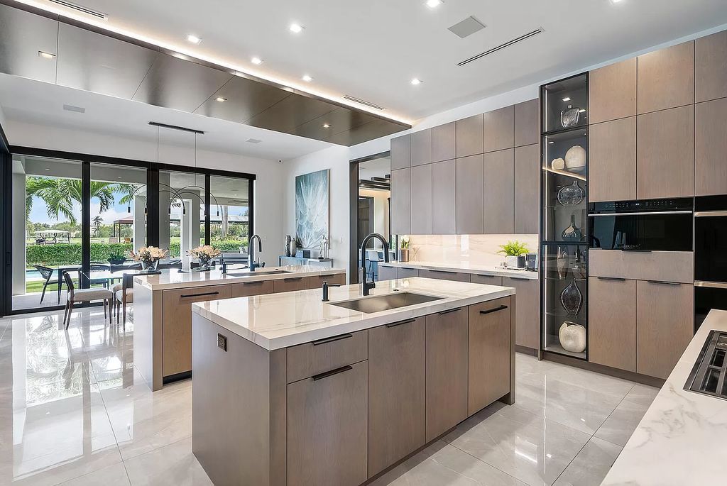 The Home in Boca Raton is a turnkey 2020 SRD Building Corp home offers a slice of paradise with 102′ of golf course frontage now available for sale. This home located at 170 Royal Palm Way, Boca Raton, Florida