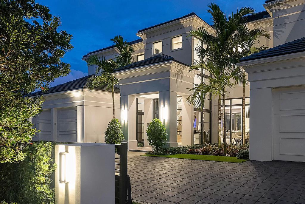 The Home in Boca Raton is a turnkey 2020 SRD Building Corp home offers a slice of paradise with 102′ of golf course frontage now available for sale. This home located at 170 Royal Palm Way, Boca Raton, Florida