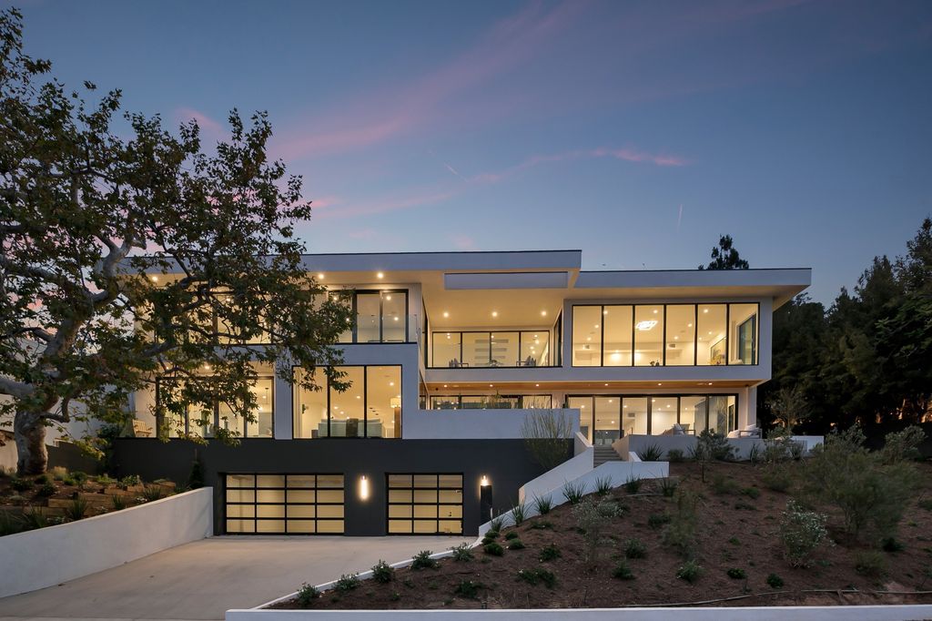 The Home in Pacific Palisades is a new contemporary home personifies abstract reductionist minimalism perched above the trees in the highly coveted Riviera now available for sale. This home located at 1635 Casale Rd, Pacific Palisades, California