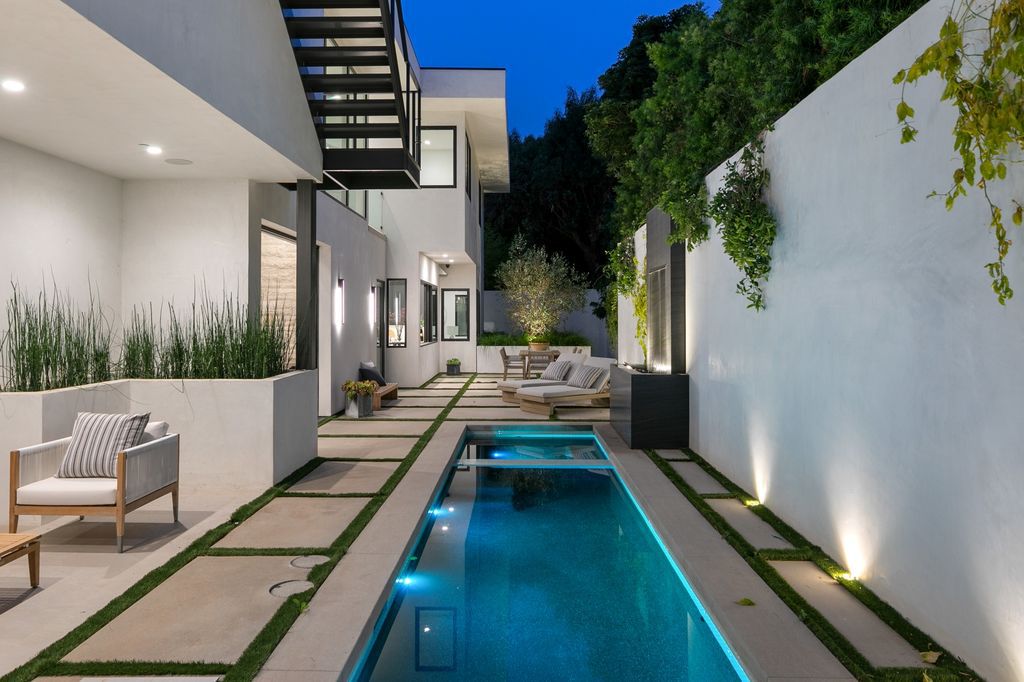 The Home in Pacific Palisades is a new contemporary home personifies abstract reductionist minimalism perched above the trees in the highly coveted Riviera now available for sale. This home located at 1635 Casale Rd, Pacific Palisades, California